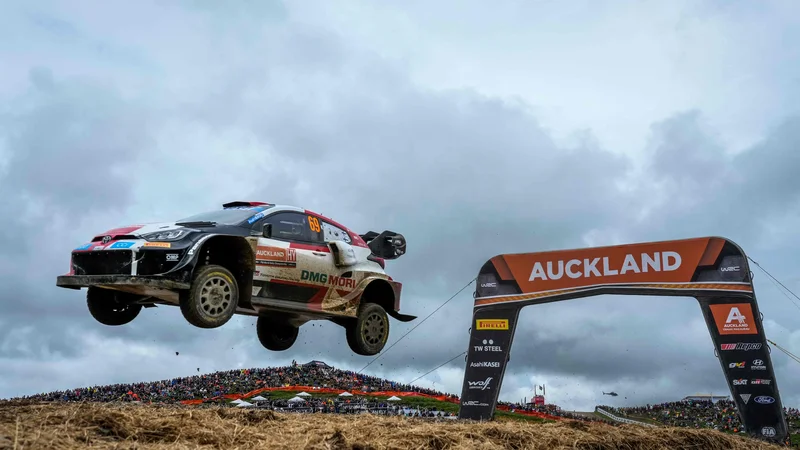 Fotografija: Svetovno prvenstvo v reliju je dve dirki pred koncem že odločeno. Z zmago na Novi Zelandiji se lovorike veseli finski dirkač Kalle Rovanperä (Toyota), ki je postal najmlajši svetovni prvak. Rovanperä je dobil 11. dirko svetovnega prvenstva WRC v sezoni, to pa že pomeni, da je Finec dve dirki pred koncem sezone postal svetovni prvak. Foto: John Cowpland/Afp
