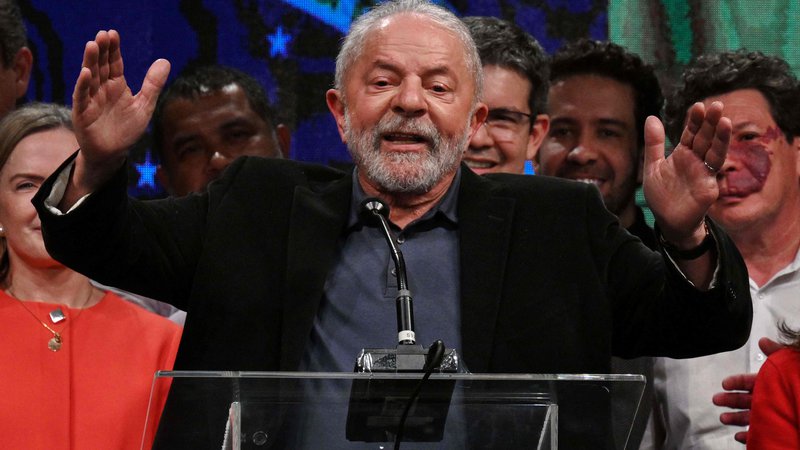 Fotografija: Lula da Silva je pomiril podpornike, da bodo gotovo zmagali, razglasitev je samo preložena na 30. oktober, ko bo drugi krog volitev. FOTO: Nelson Almeida/AFP
