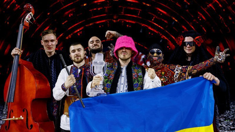 Fotografija: Letos so na Eurosongu po vseh pričakovanjih in zelo prepričljivo slavili predstavniki Ukrajine, vendar bodo zaradi ruske invazije prireditev gostili v Veliki Britaniji. FOTO: Yara Nardi/Reuters
