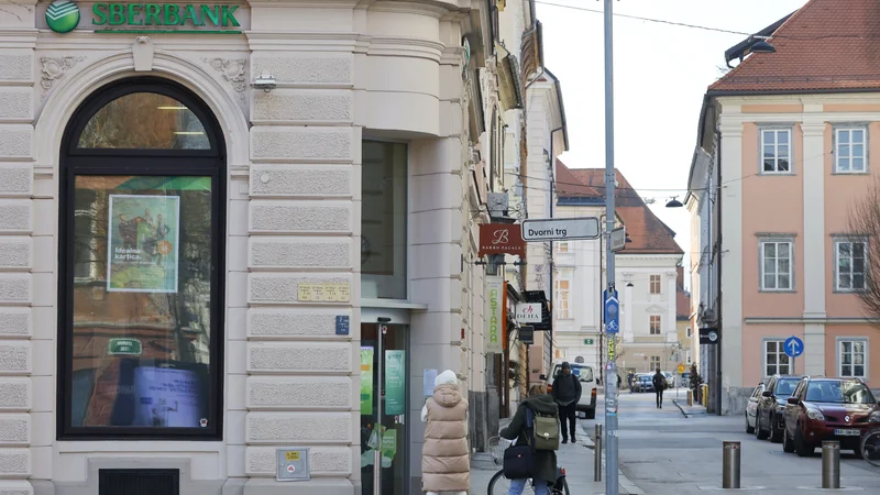 Fotografija: Poslovalnica N Banke, nekdaj Sberbank, na Dvornem trgu v Ljubljani deluje v istih prostorih. FOTO: Jože Suhadolnik/Delo