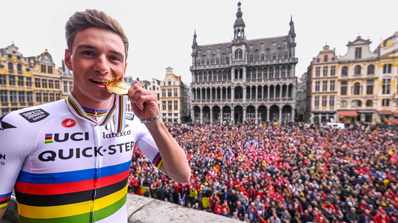 Fotografija: Remco Evenepoel, ki so mu minuli konec tedna v Bruslju pripravili spektakularen sprejem, je v središču velike prestopne sage. FOTO: Jasper Jacobs/AFP