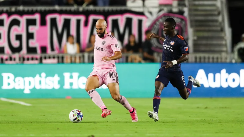 Fotografija: Gonzalo Higuaín je v majici Interja iz Miamija dobil tudi nov imidž. FOTO: Lauren Sopourn/AFP