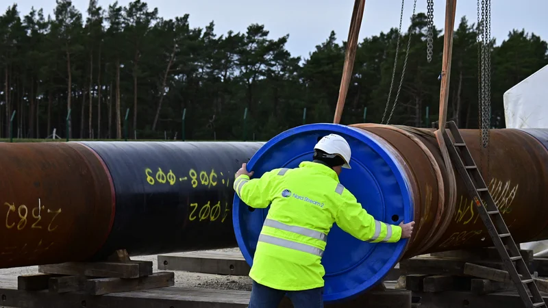 Fotografija: Postavljanje Severnega toka 2 pomladi 2019, ena cev je menda nepoškodovana. FOTO: Tobias Schwarz/AFP
