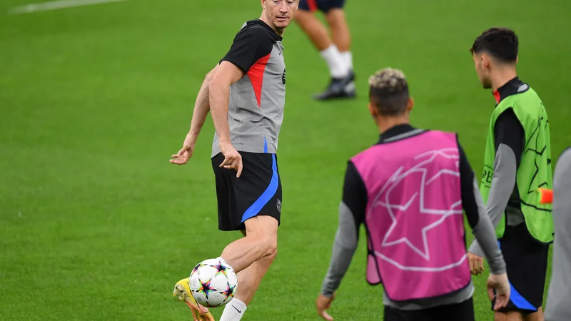 Fotografija: Robert Lewandowski in soigralci med ponedeljkovim večernim treningom v Milanu. Poljski ostrostrelec bo na okrogli deseti uradni tekmi za Barcelono lovil že svoj 13. gol. FOTO: Daniele Mascolo/Reuters