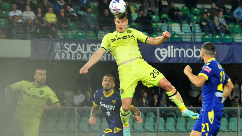 Fotografija: Jaka Bijol je v Veroni odločil zmagovalca v sodnikovem dodatku, Udinese pa se je zavihtel na tretje mesto italijanskega nogometnega prvenstva. FOTO: Jennifer Lorenzini/Reuters