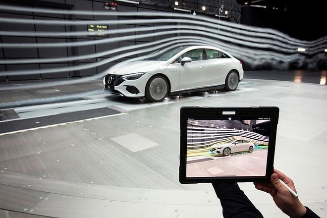 Za boljše vozne lastnosti pri vseh hitrostih in za večji doseg na elektriko: to je koncept kompleksne aerodinamike, ki jo inženirji in oblikovalci razvijajo tudi v vetrovniku. FOTO: Mercedes-Benz AG
