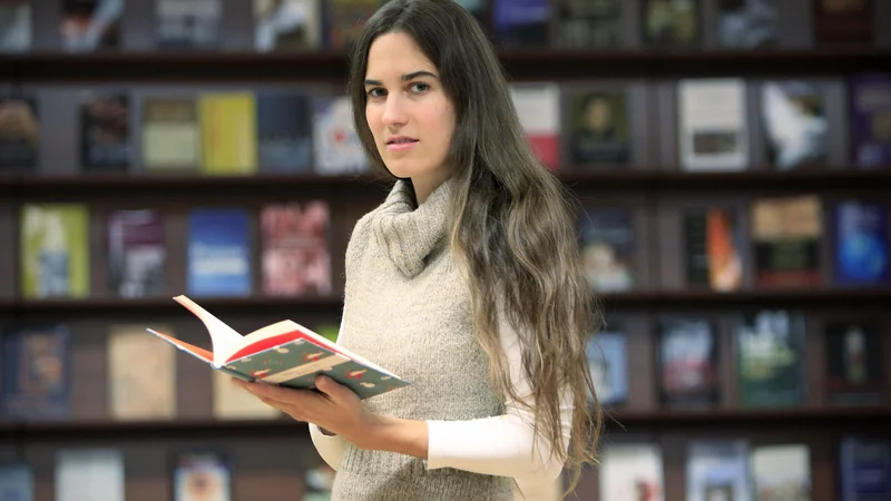 Fotografija: Avtorica lucidno zaznava družbena trenja in premike v odnosih, tako tistih medčloveških kot v odnosih človeka do vsega nečloveškega. FOTO: Leon Vidic/Delo