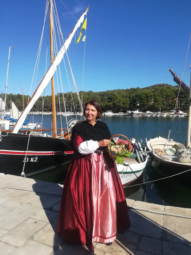 Klaudija Gamulin v vlogi turistične vodnice in nesojene ljubezni renesančnega pesnika Petra Hektorovića FOTO: Simona Bandur
