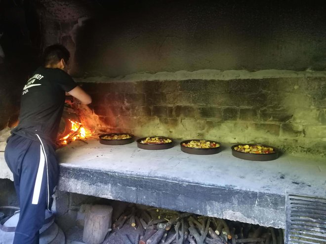 Za jedi izpod peke, še ene izmed tradicionalnih, so specializirani v družinski gostilni Kokot v Dolu. Foto Simona Bandur
