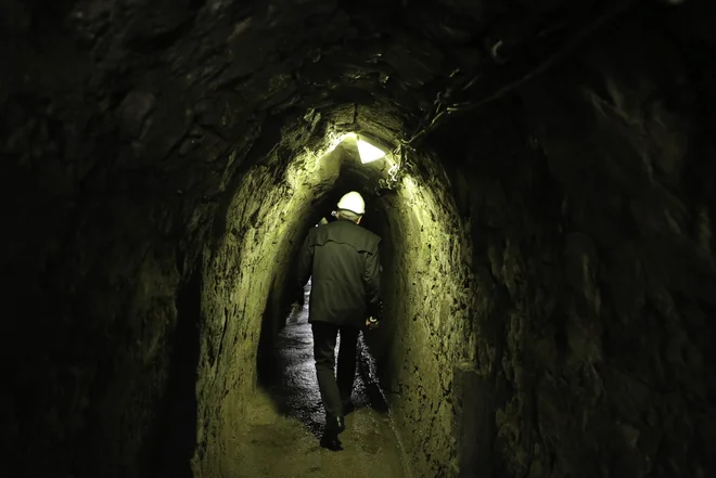 Mestu in svetu predstaviti neizmerno bogastvo, ki ga ima Idrija v svojih ustvarjalcih in njihovem delu, je popotnica, ki bi si jo uredniški odbor želel dati Idrijski knjigi na pot. FOTO: Jože Suhadolnik/Delo
