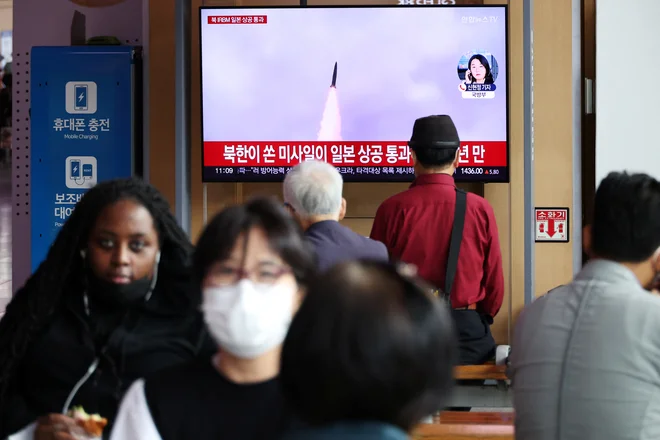Polet rakete hwasong-12, ki so jo izstrelili iz oporišča Muphjong-ri v pokrajini Jagang, je trajal okoli dvaindvajset minut. FOTO: Kim Hong-Ji/Reuters
