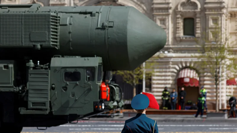 Fotografija: Ruska medcelinska balistična raketa Yars med letošnjo tradicionalno vojaško parado ob dnevu zmage na Rdečem trgu v Moskvi
Foto Maxim Shemetov/Reuters