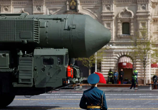Ruska medcelinska balistična raketa Yars med letošnjo tradicionalno vojaško parado ob dnevu zmage na Rdečem trgu v Moskvi

Foto Maxim Shemetov/Reuters
