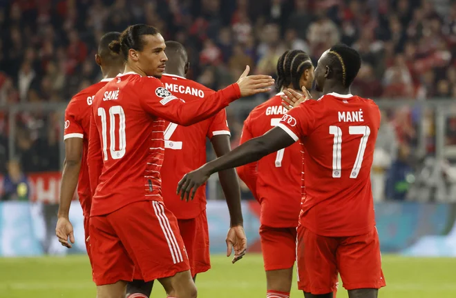 Leroy Sane (levo) in Sadio Mane proslavljata po zadetku v Münchnu. FOTO: Michaela Rehle/Reuters
