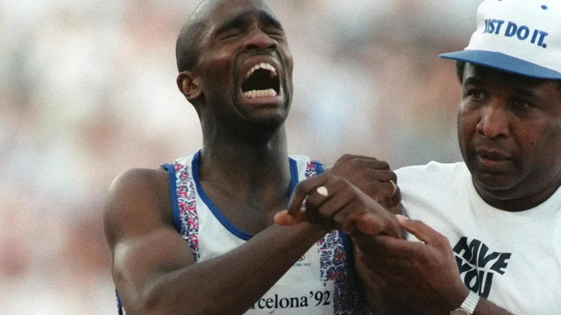 Fotografija: Britanec Derek Redmond (levo) je ob pomoči očeta Jima vendarle prečkal ciljno črto v Barceloni. FOTO: Pascal Pavani/AFP