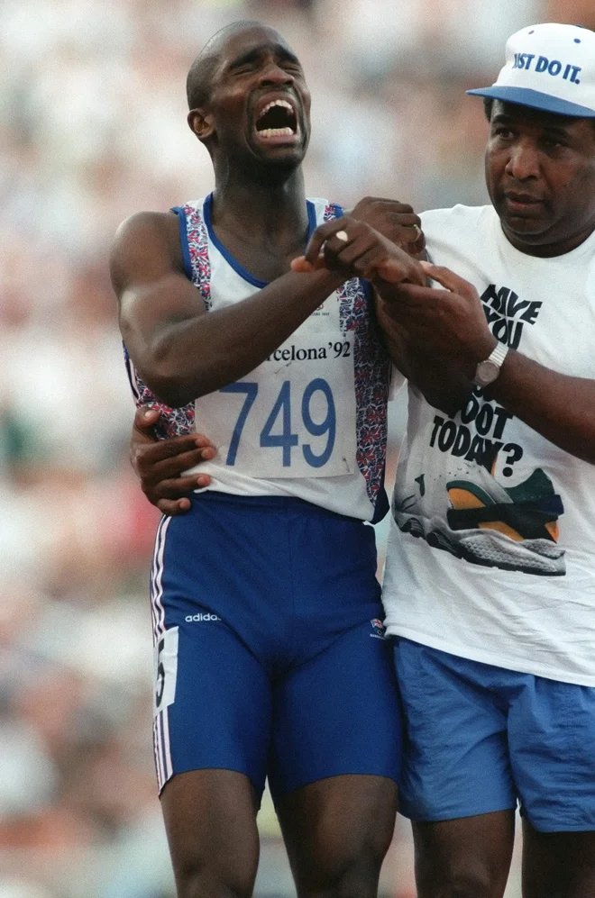 Britanec Derek Redmond (levo) je ob pomoči očeta Jima vendarle&nbsp;prečkal ciljno črto v Barceloni.&nbsp;FOTO: Pascal Pavani/AFP
