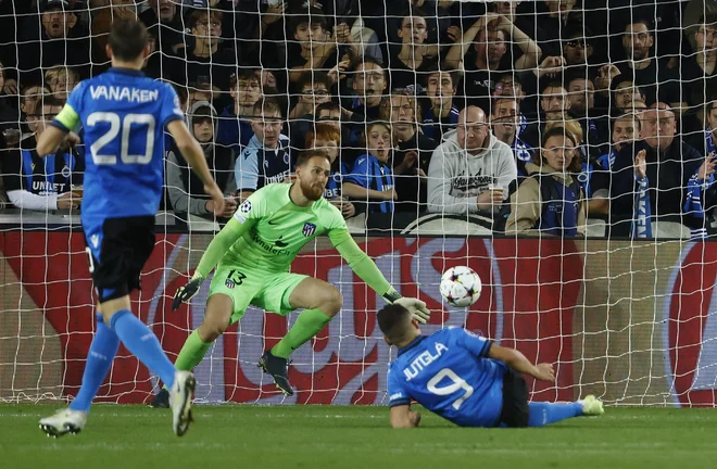 Janu Oblaku v vratih Atletica spet ni bilo do smeha, takole ga je na štadionu Jana Breydla poskušal matirati Katalonec Ferran Jutgla, ki je v drugem polčasu tudi zadel za 2:0. FOTO: Yves Herman/Reuters
