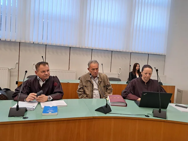 Na predobravnem naroku v zadevi Trenta so bili (z leve) odvetnik Janeza Janše Franci Matoz, obtoženi Klemen Gantar in njegova zagovornica Martina Žaucer Hrovatin. FOTO: Špela Kuralt/Delo
