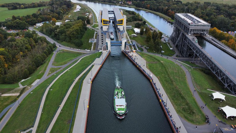 Fotografija: Pogled na prve čolne, ki so jih dvignili na višjo raven na dan odprtja novega ladijskega dvigala na kanalu Oder-Havel v bližini Niederfinowa v Brandenburgu, na vzhodu Nemčije. Foto: Odd Andersen/Afp
