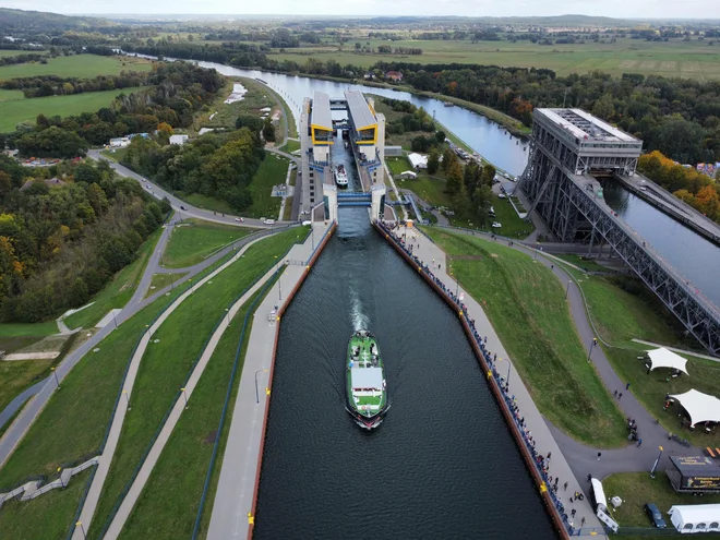 Pogled na prve čolne, ki so jih dvignili na višjo raven na dan odprtja novega ladijskega dvigala na kanalu Oder-Havel v bližini Niederfinowa v Brandenburgu, na vzhodu Nemčije. Foto: Odd Andersen/Afp