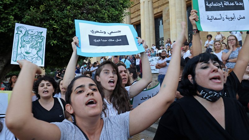 Fotografija: Podporo Irankam so izrazile ženske v številnih državah sveta. Na fotografiji protest v Bejrutu. FOTO: Anwar Amro/Afp
