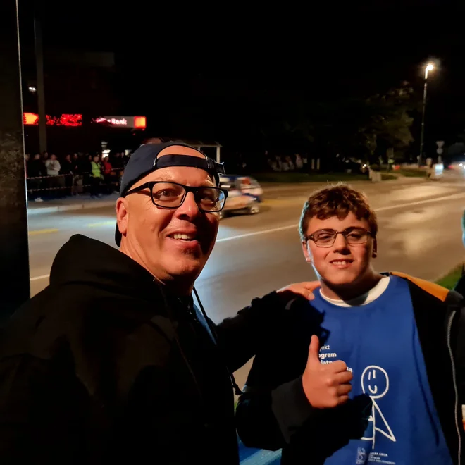 V. d. ravnatelja Matjaž Barič pravi, da ima najboljše sodelavce in krasne učence. Enega od njih je pred kratkim peljal na nočni rally v Novo Gorico. FOTO: arhiv OŠ Milke Šobar - Nataše
