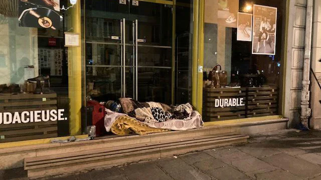 Fotografija: V Parizu si vedno znova kdo postelje po hodnikih in postajah podzemne železnice, tudi pod oboki vrat in izložb, ter tako »kazi« čudovito mestno razglednico. FOTO: Mimi Podkrižnik