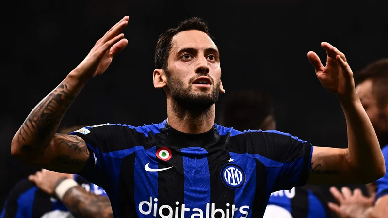 Fotografija: Hakan Čalhanoglu se je takole veselil gola Barceloni. FOTO: Marco Bertorello/AFP