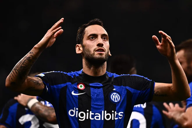 Hakan Čalhanoglu se je takole veselil gola Barceloni. FOTO: Marco Bertorello/AFP
