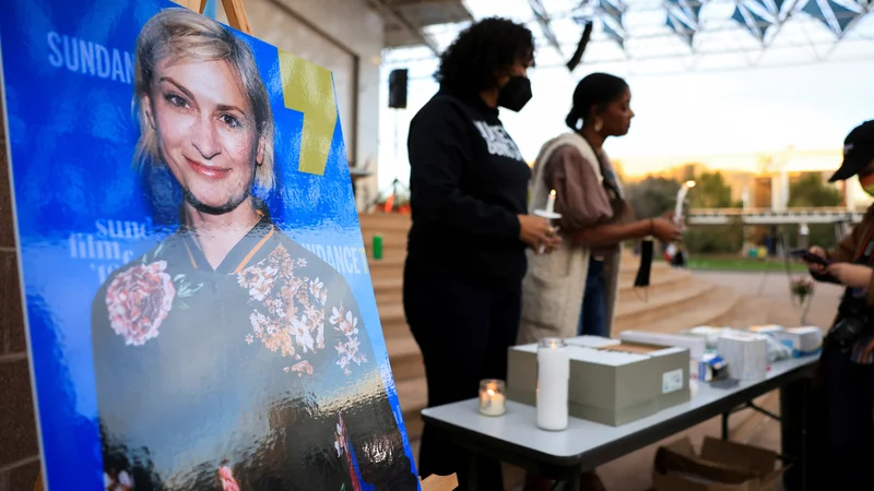 Fotografija: Na zaslonu Halyna Hutchins. FOTO: Kevin Mohatt/Reuters