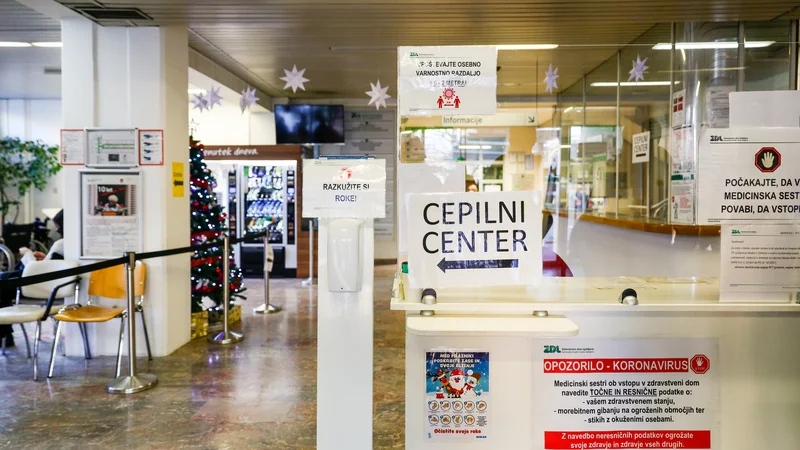 Fotografija: Mediji, pisani in elektronski, nas vestno obveščajo o pomembnosti cepljenja proti covidu-19, posebno za starejše. FOTO ČRT PIKS