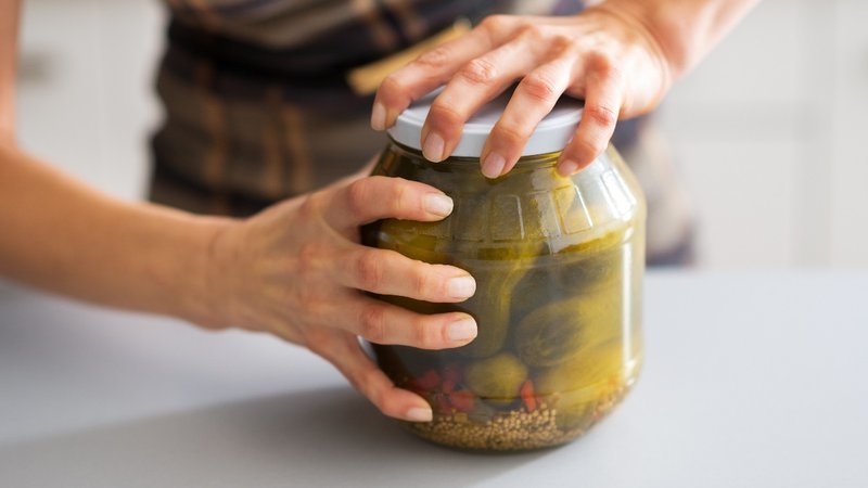 Fotografija: Kisle kumarice so nizkokalorične in zelo nasitne, vendar je treba upoštevati, da imajo zelo visoko vsebnost natrija, kar 275 mg na 30-gramsko porcijo. FOTO: Arhiv Polet/Shutterstock

