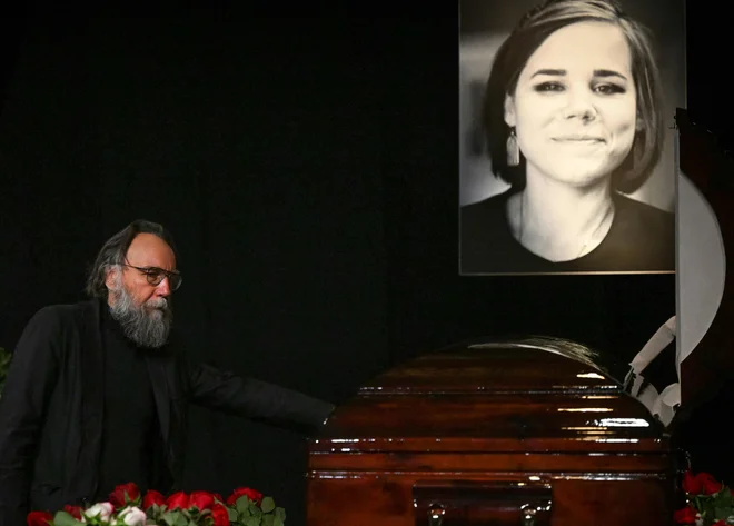 Aleksander Dugin se poslavlja od hčerke Darije. FOTO: Kirill Kudryavtsev/Afp
