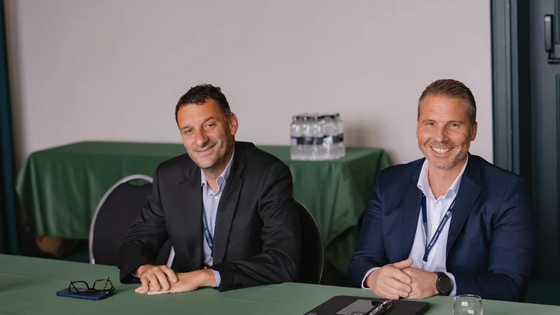 Fotografija: Soustanovitelj Infobipa Roberto Kutić (levo) in Gregor Potočar, ki je v upravi tega tehnološkega podjetja zadolžen za prihodke. FOTO: Andraž Kobe