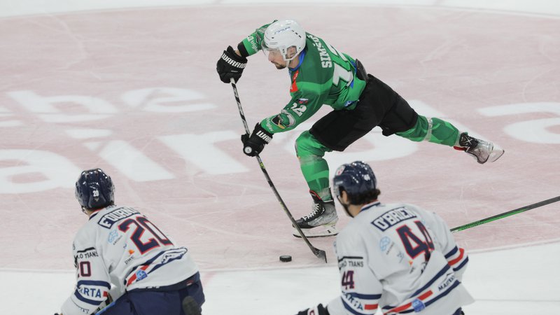 Fotografija: Hokejisti SŽ Olimpije so klonili še proti igralcem Zuga. FOTO: Voranc Vogel/Delo
