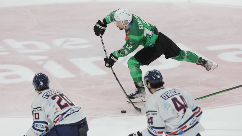Fotografija: Hokejisti SŽ Olimpije so klonili še proti igralcem Zuga. FOTO: Voranc Vogel/Delo