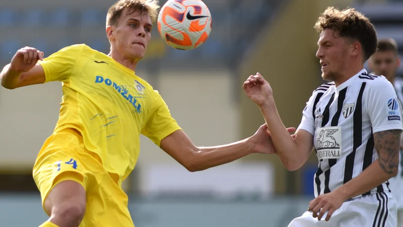 Fotografija: Mladi Splitčan Ivan Durdov (levo) sodi v kategorijio napadalcev, strelcev, ki so v modi, so visoki, spretni, telesno močni in učinkoviti. FOTO: Lado Vavpetič/NK Domžale