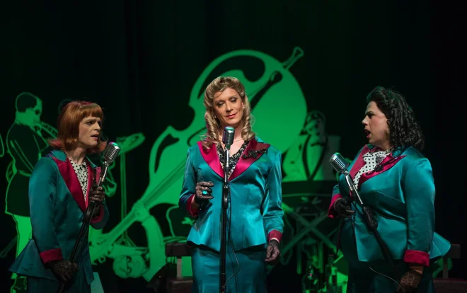 Predstava Trio Gašperja Tiča je blestela tudi na Primorskem poletnem festivalu. Foto Jaka Varmuž/Gledališče Koper
