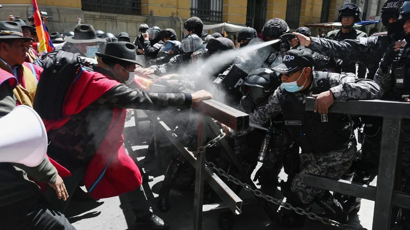 Fotografija: Avtohtoni kmetje iz province Omasuyos v bolivijskem višavju, imenovanI »Ponchos Rojos« so se po pohodu iz mesta El Alto na sedež vlade v La Pazu spopadli s policijo. Od vlade zahtevajo izpolnitev obljub za njihov sektor. Rdeči ponči so politični zavezniki vladajoče stranke Movimiento Al Socialismo. Foto: Aizar Raldes Afp
