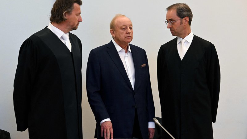 Fotografija: Glavni kuhar Bayerna Alfons Schuhbeck (v sredini) se je znašel na sodišču zaradi utraje davkov. FOTO: Christof Stache/AFP
