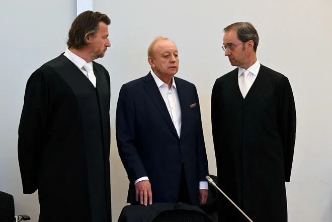Glavni kuhar Bayerna Alfons Schuhbeck (v sredini) se je znašel na sodišču zaradi utraje davkov. FOTO: Christof Stache/AFP