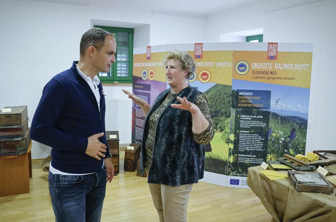 V zadnjem obdobju se Logar navdušuje nad čebelarstvom. Ali bo tudi na predsedniški palači panj, če bo zmagal, še ne ve. FOTO: Jože Suhadolnik/Delo
