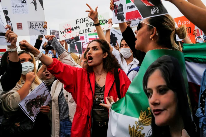 Policija je Mahso Amini aretirala 13. septembra, ker naj ne bi spoštovala strogih iranskih zakonov glede nošenja naglavne rute. FOTO: Dilara Senkaya/Reuters
