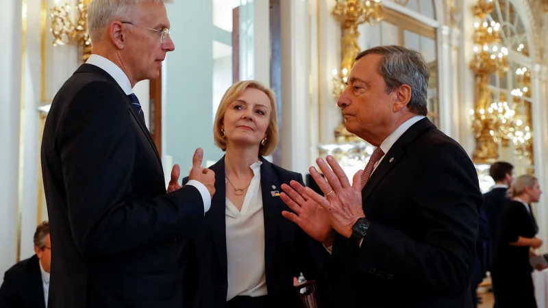 Fotografija: Latvijski premier Krišjānis Kariņš, britanska premierka Liz Truss in odhajajoči italijanski premier Mario Draghi med srečanjem voditeljev evropske politične skupnosti v Pragi. Foto: David W Cerny/Reuters
