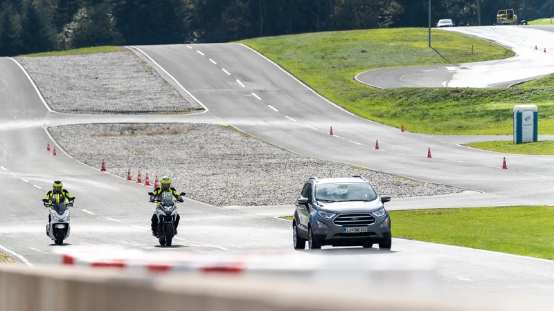 Fotografija: Praksa kaže, da motoristi ne obvladujejo tehnik zaviranja, vožnje v ovinek in gledanja. FOTO: Damjan Končar/AMZS