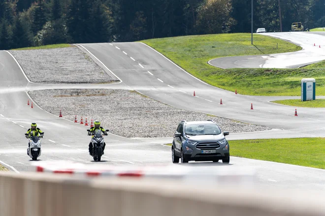 Praksa kaže, da motoristi ne obvladujejo tehnik zaviranja, vožnje v ovinek in gledanja. FOTO: Damjan Končar/AMZS