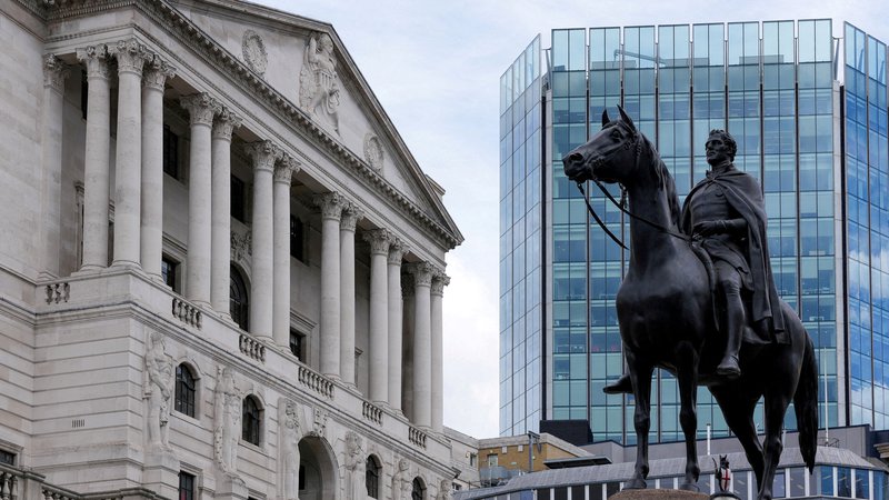 Fotografija: Fokus centralnih bank – na fotografiji je sedež Bank of England v Londonu – je še naprej znižanje inflacije.

FOTO: Maja Smiejkowska/Reuters
