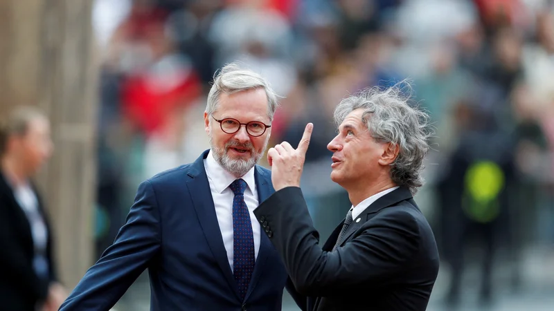 Fotografija: Po besedah gostitelja, češkega premiera Petra Fiale (levo), bo skupnost forum za neuradno izmenjavo pogledov. Tudi slovenski premier Robert Golob vidi vrh kot priložnost za dialog in rešitve s partnerji EU v nekoliko širšem prostoru. FOTO: David W Cerny/Reuters
