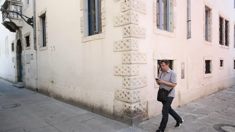 Palača Tarsia v koprski Ulici OF je bila 58 let sedež Primorskih novic. Poslej bo sedež Obalne samoupravne italijanske skupnosti.
FOTO: Uroš Hočevar/Kolektiff
