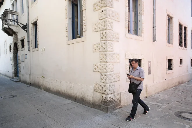Palača Tarsia v koprski Ulici OF je bila 58 let sedež Primorskih novic. Poslej bo sedež Obalne samoupravne italijanske skupnosti.
FOTO: Uroš Hočevar/Kolektiff